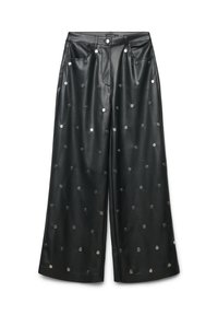 Schwarze Leder-Hosen mit weitem Bein, die mit metallischen runden Nieten gleichmäßig über den Stoff verteilt sind, inklusive eines klassischen Fünf-Taschen-Designs.