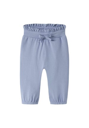 Jasnoniebieskie spodnie dla niemowląt z elastycznym paskiem w talii, falbanką na górnej krawędzi, kokardką oraz elastycznymi ściągaczami przy kostkach.