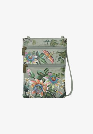 Crossbody tas in lichtgroen leer met botanische illustraties, drie ritszakken, bloemmotieven en vlinderaccenten.