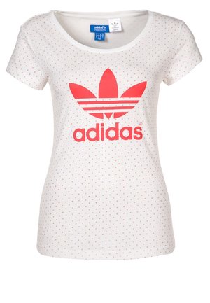 Camiseta blanca de manga corta de Adidas con pequeños lunares rojos y un gran logo trefoil rojo de Adidas con texto en el frente.