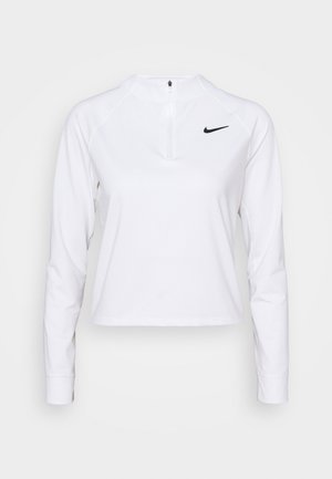 Weißes langärmeliges Sportoberteil mit Halb-Reißverschluss-Kragen, gerippter Struktur und kleinem schwarzem Nike-Logo auf der linken Brust.