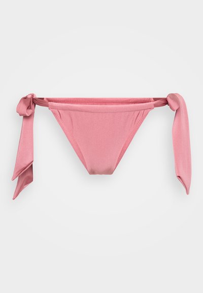 Fundo de bikini rosa com laços laterais, feito de um tecido suave. Apresenta um design minimalista e uma textura ligeiramente brilhante.