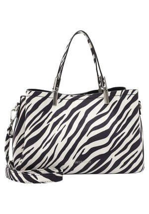 Sac à main avec rayures zébrées noires et blanches, deux poignées supérieures, bandoulière amovible et accessoires en argent.