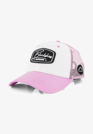 Kamionarska kapa s roza vizirjem, belim sprednjim panelom in mrežastim hrbtnim delom. Ima črn pravokotni znak z napisom "Blackskies" in oblačnim logotipom na strani.