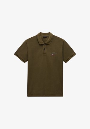Olivgrünes Poloshirt mit kurzen Ärmeln, Zwei-Knopf-Leiste und kleinem besticktem Logo mit Fahne auf der linken Brust.