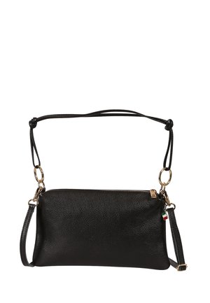 Schwarze, strukturierte Leder-Umhängetasche mit goldenen Ringen, verstellbarem Riemen, Reißverschlussverschluss und kleinem italienischen Flaggenanhänger an der Seite.