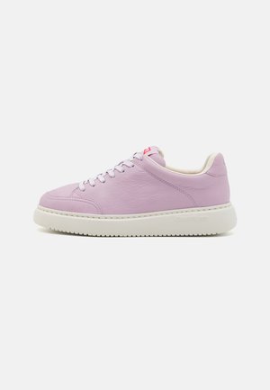 Sneaker in pelle viola chiaro con suola in gomma bianca, punta rotonda e lacci bianchi. Presenta un piccolo logo rosso sul tallone.