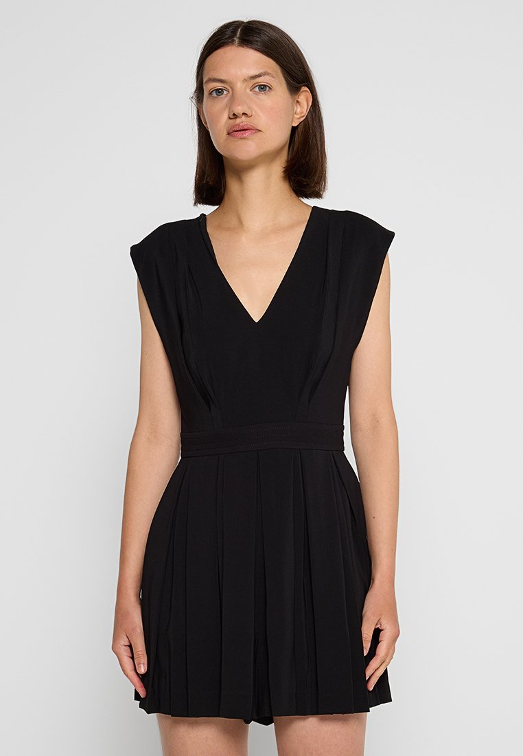Schwarzes, gefältetes Kleid mit V-Ausschnitt, kurzen Ärmeln und tailliertem Schnitt. Hergestellt aus leichtem, weich gefüttertem Stoff.
