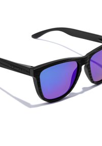 Ochelari de soare negri cu un cadru texturat negru, având lentile cu oglindă cu un gradient violet. Accentuati cu cuvântul "HAWKERS" pe lateral.