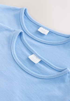 Set van twee lichtblauwe katoenen T-shirts met ronde halslijnen, met een eenvoudig ontwerp en zichtbare merklabellen op de hals.