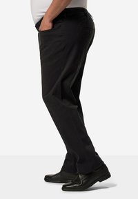 Černé kalhoty vyrobené z bavlněné směsi, s volným střihem, poutky na opasek, dvěma předními kapsami a detailem na zadní kapse.