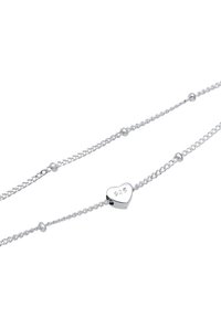 Bracciale in argento con maglie intrecciate e perline rotonde, dotato di un fermaglio a forma di cuore contrassegnato con "925" per autenticità dell'argento sterling.