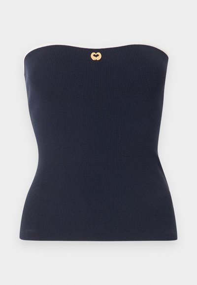 Μπλε σκούρο, ριμπ, στράπλες τοπ σε στυλ τούμπας με ένα μικρό χρυσό έμβλημα σε σχήμα καρδιάς στο κέντρο κατά μήκος του πάνω άκρου.