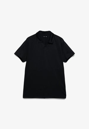 Polo nera a maniche corte con colletto classico e vestibilità rilassata. Realizzata in tessuto liscio senza motivi o dettagli visibili.