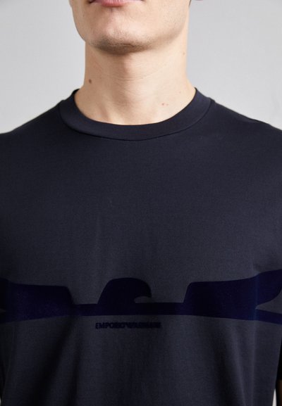 Emporio Armani Camiseta estampada - blue navy