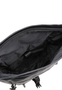 Sac à dos noir avec une ouverture zippée, un extérieur texturé et un intérieur lisse et doublé. Comprend des bretelles ajustables et une petite poche à l'intérieur.