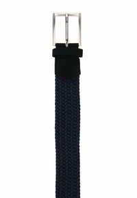 Navy geweven stoffen riem met een rechthoekige zilveren metalen gesp en een donkere suède trim aan één uiteinde. Geweven structuur design gedurende de hele riem.