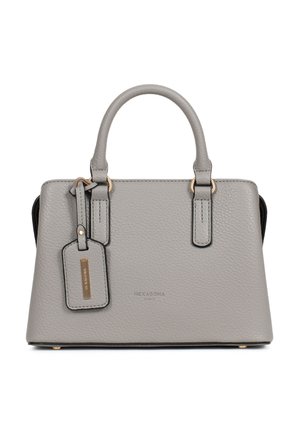 Borsa a mano in pelle grigia con texture, dotata di due manici, una targhetta appesa, ferrature dorate e la scritta "HEXAGONA PARIS" in rilievo sulla parte anteriore.