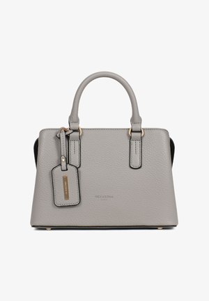 Borsa a mano in pelle grigia con texture, dotata di due manici, una targhetta appesa, ferrature dorate e la scritta "HEXAGONA PARIS" in rilievo sulla parte anteriore.