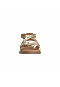 Gouden metallic sandalen met kruislings straps, verstelbare gespsluiting en ronde studs, voorzien van een vlakke bruine zool en een open teenontwerp.