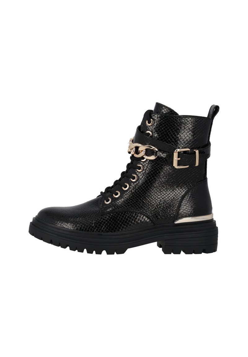 Botas de tobillo de imitación de cuero negro con patrón de reptil texturizado, acento de cadena dorada, diseño con cordones y suela de goma negra gruesa.