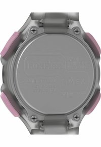 Timex Ironman-klocka med baksida i rostfritt stål, rosa accenter och markeringar för vattentålighet, batterityp och varumärkeslogotyp.