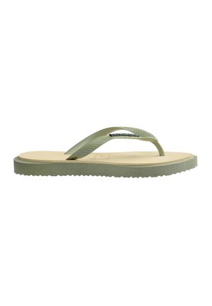 Ein beiger Flip-Flop mit strukturierter Fußsohle und gemusterten olivgrünen Riemen, dargestellt auf weißem Hintergrund.