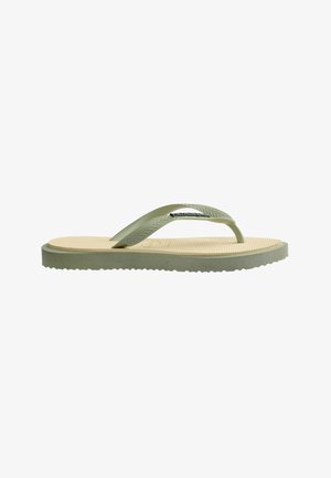 Ein beiger Flip-Flop mit strukturierter Fußsohle und gemusterten olivgrünen Riemen, dargestellt auf weißem Hintergrund.