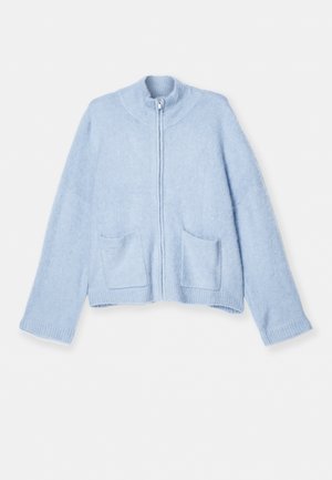 Vaaleansininen vetoketjullinen neuletakki, pehmeä villasekoitus, korkea kaulus, ribbaillut hihansuut, kaksi etutaskua, rento malli ja sileä pinta.