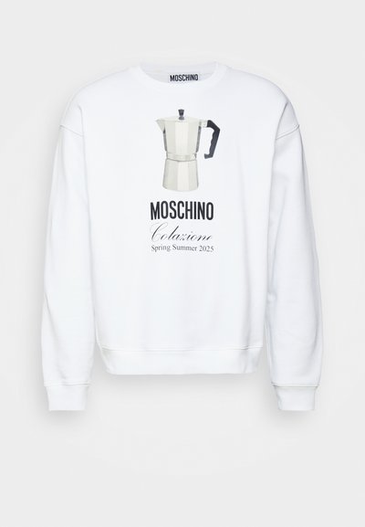 Sudadera blanca con un gráfico de una cafetera moka y el texto "MOSCHINO Colazione Primavera Verano 2025" en negro. Cuello redondo, mangas largas.