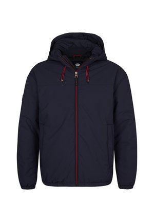 Chaqueta aislante navy con capucha, cremallera frontal, cordones rojos y bolsillos laterales. Textura suave con puños y dobladillo elásticos.
