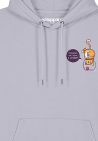 Lichtgrijze pullover hoodie met een voorzak, trekkoorden en een cartoonkatontwerp naast een spraakballon met tekst.