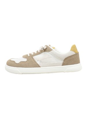Zapatilla baja en beige y blanco con paneles laterales de malla, superposiciones de ante, cordones blancos y suela de goma blanca.