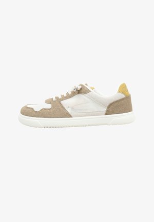 Baskets basses beige et blanches avec panneaux latéraux en mesh, superpositions en daim, lacets blancs et semelle en caoutchouc blanche.
