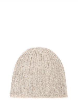 Dzianinowa czapka w jasnym beżu z prążkowanym wzorem i subtelnym splotem warkoczowym. Miękki materiał, zaokrąglona korona i brak widocznych zapięć.