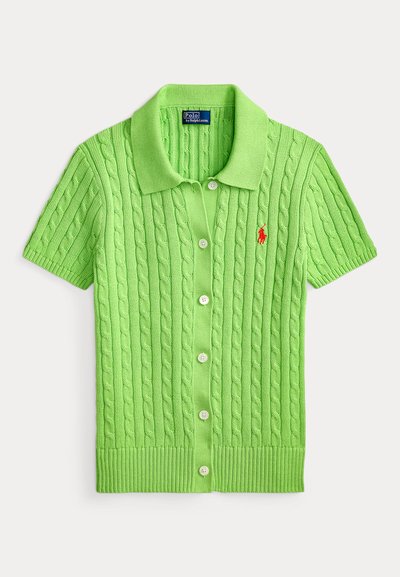 Lyhythihainen, limenvihreä kaarrokeuleella ja napituksella varustettu neulepaita, jossa on kaulus ja vasemmassa rinnassa punainen Polo-logo kirjailtuna.