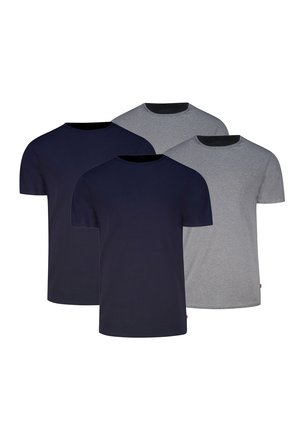 Mann trägt schlichtes graues T-Shirt mit kurzen Ärmeln und schwarze Boxershorts, gezeigt vom Hals bis zur Mitte der Oberschenkel vor einfachem Hintergrund.