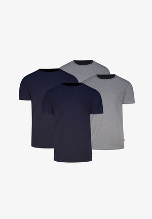 Mann trägt schlichtes graues T-Shirt mit kurzen Ärmeln und schwarze Boxershorts, gezeigt vom Hals bis zur Mitte der Oberschenkel vor einfachem Hintergrund.