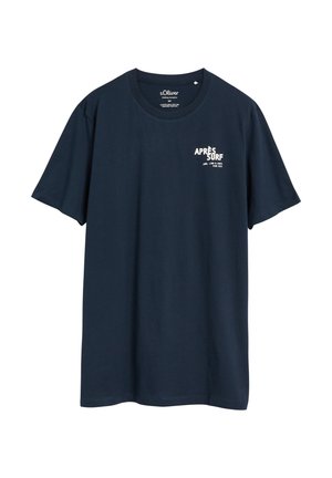 Granatowy t-shirt z krótkim rękawem z białym napisem "APRÈS SURF" na lewej piersi i okrągłym kołnierzem.