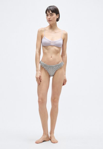 Világosszürke bikini szett, sima bralette tetővel és texturált, hullámos szélű, gyémántmintás alsóval.