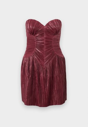 Burgundi strapless ruha függőleges ráncokkal, testhez simuló felsőrésszel és bővülő szoknyával. Simás textúra, struktúrált dizájn.