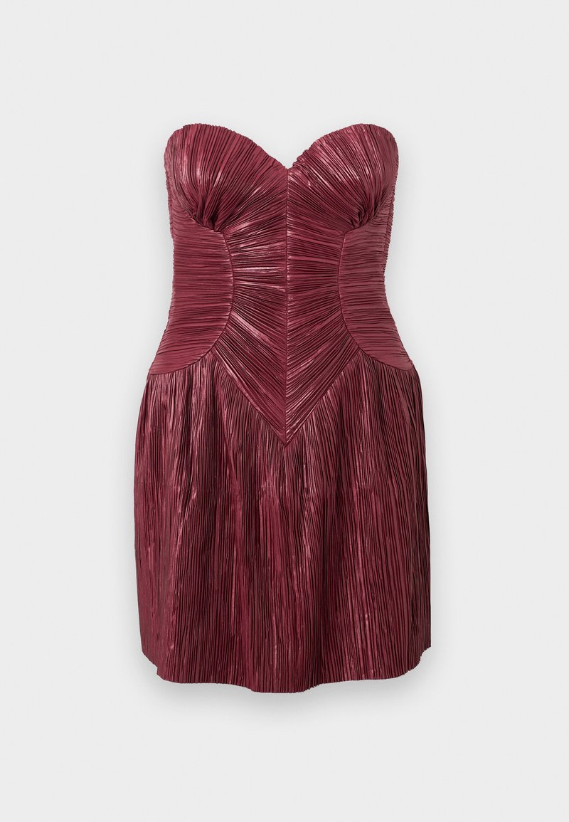 Halsloze jurk in bordeauxrood met verticale plooien, voorzien van een aangesloten lijfje en een uitlopende rok. Soepele textuur met een gestructureerd ontwerp.