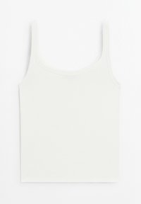 Bílý bavlněný top na tenká ramínka, s výstřihem do "U" a obepnutým střihem. Hladká textura, minimalistický design, žádné viditelné vzory.