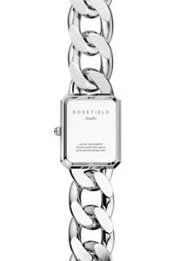 Reloj rectangular de acero inoxidable con esfera blanca y gran pulsera de eslabones de plata. Cuenta con un movimiento japonés y resistencia al agua de hasta 3ATM.