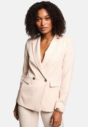 Lys pink stribet blazer med en tætsiddende design, dobbeltradet front, spidse klapkraver og diskrete knapdetaljer.