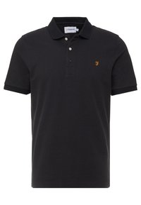 Svart kortärmad polo med krage och två vita knappar, med en liten orange "F"-logotyp på vänster bröst.