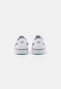 Nike Sportswear COURT LEGACY - Sneakers basse - white/metallic red bronze/mint foam/amethyst ash