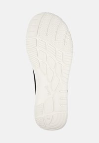 Suola di sneaker nera con una suola in gomma bianca texture, caratterizzata da vari modelli di battistrada e un'etichetta stampata con la taglia.