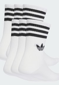 Weiße Crew-Socken mit schwarzen horizontalen Streifen und einem gestickten schwarzen Logo. Strukturiertes Strickmaterial mit gerippten Bündchen. Set von sechs Paaren.