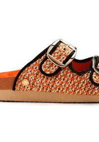 La sandale à glissière tissée présente un motif orange et beige, avec des boucles en métal, des accents marron et une semelle texturée. Doublure intérieure douce visible.